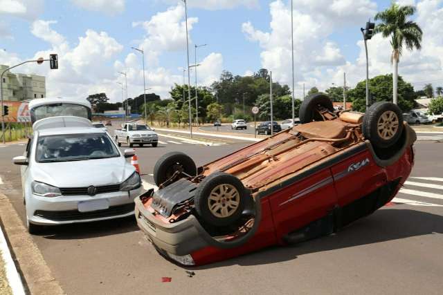 Uno capota ao ser atingido por outro carro durante conversão errada