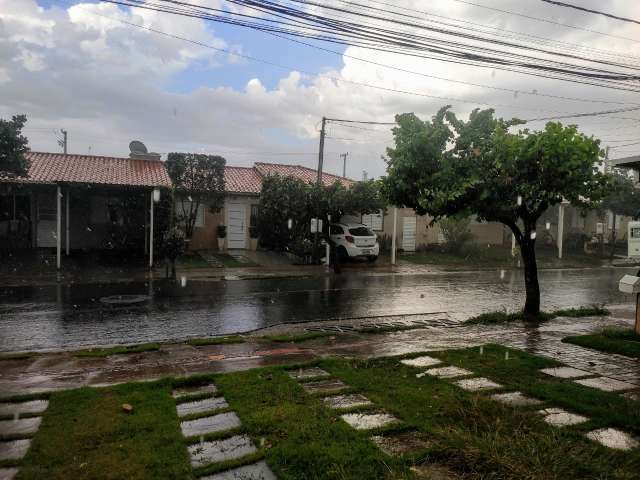 Previs&atilde;o era de tempo seco, mas chuva voltou a aparecer na Capital