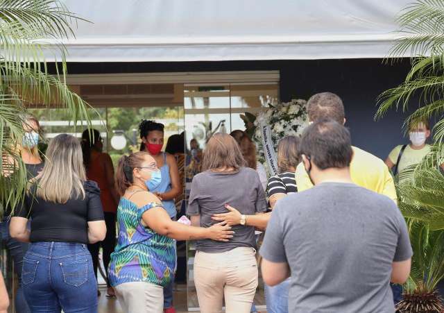 Despedida ao &quot;Doutor Virg&iacute;lio&quot; refor&ccedil;a tristeza e medo da covid na Sa&uacute;de