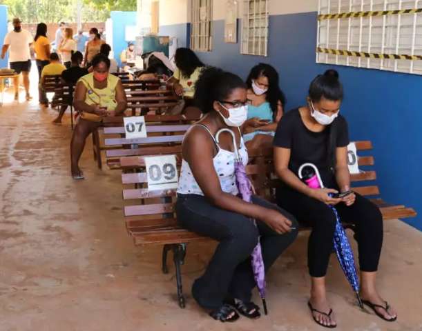 Vacinada contra covid, comunidade Tia Eva sonha em retomar alegria do pagode