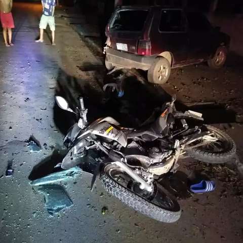 Soldado perde controle de moto e morre ao atingir traseira de carro