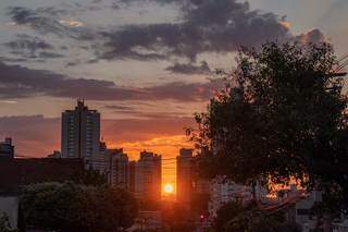 Campo Grande amanheceu com sol entre nuvens (Foto: Henrique Kawaminami)