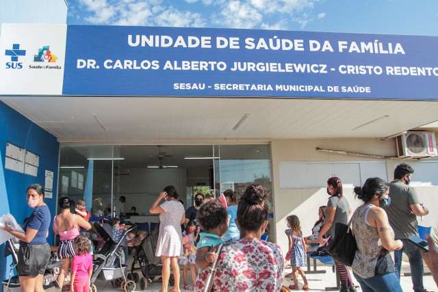 M&atilde;es e av&oacute;s voltam a lotar postos para vacinar crian&ccedil;as