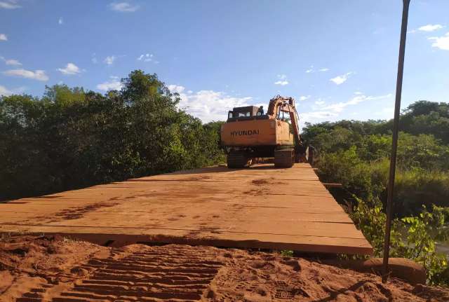 Ponte sobre o C&oacute;rrego Lontra est&aacute; em fase final de reconstru&ccedil;&atilde;o