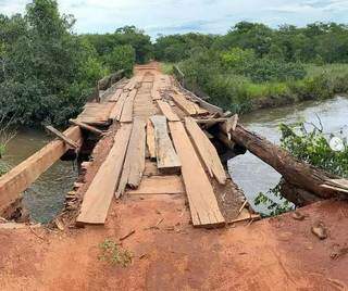 Situação anterior da passagem, com madeiras improvisadas (Foto: Direto das Ruas)