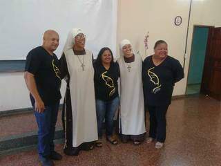 Na foto, Marcos, Isabel e Adriana entre freiras da paróquia. (Foto: Arquivo Pessoal)