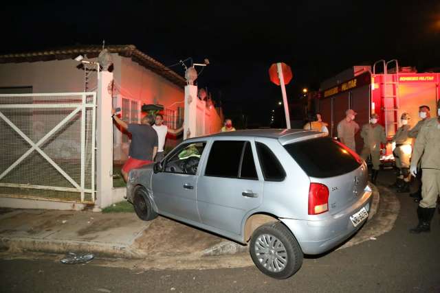 Carro destr&oacute;i grade de muro depois de colis&atilde;o em esquina
