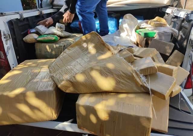Traficantes s&atilde;o presos com arma, dinheiro e 350 quilos de maconha em resid&ecirc;ncia 