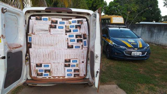 Motorista &eacute; preso com Fiorino abarrotado com 25 mil ma&ccedil;os de cigarros 