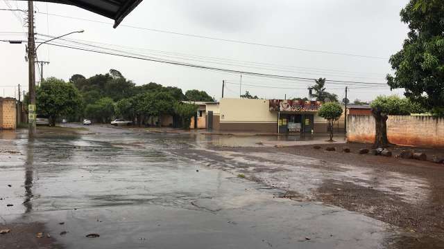 Chuva de 11 mil&iacute;metros encerra quase um m&ecirc;s de estiagem em Dourados