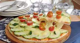 Em vez de só servir como recheio, abobrinha vira a massa para uma pizza mais saudável (Foto: Reprodução)