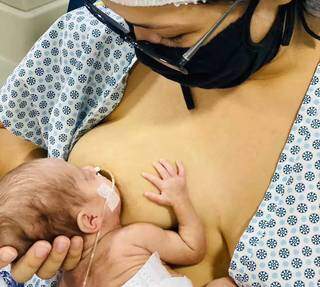 &#34;Milagre&#34;, Marina mamando no peito pela primeira vez, com 105 dias de nascida (Foto: Arquivo Pessoal)
