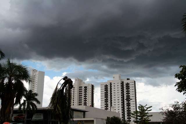 Tarde come&ccedil;a com chuva de granizo na Capital e alerta de tempestade para MS