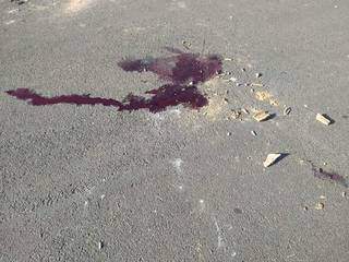 Marcas de sangue na rua onde a vítima foi encontrada (Direto das Ruas)