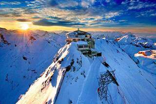Formados pelas Cordilheiras da Europa, os Alpes são as montanhas cobertas de neve mais famosas do mundo (Foto: Reprodução)