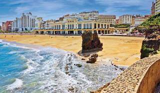 A cidade de Biarritz é conhecida por suas praias maravilhosas, um destino muito procurado principalmente durante o verão europeu (Foto: Reprodução)