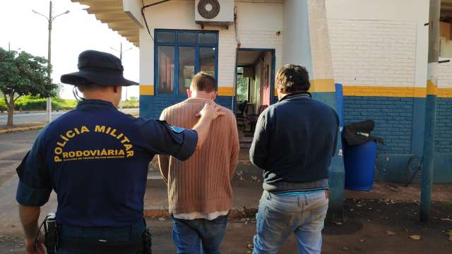 Dois s&atilde;o presos carregando 1.100 quilos de maconha em caminhonete roubada