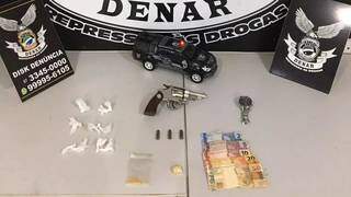 Revólver, droga, relógio e dinheiro apreendidos com o acusado. (Foto: Polícia Civil MS)