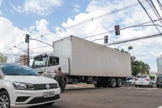 Caminhão se enroscou em fiação no cruzamento da Rua da Paz com a Goiás. (Foto: Marcos Maluf)
