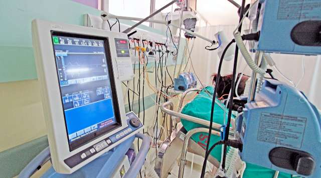 Capital &quot;zera&quot; fila de pacientes intubados  em postos aguardando transfer&ecirc;ncia 