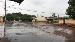 Chuva de hoje em Dourados durou 41 minutos e acumulou 10,9 milímetros (Foto: Direto das Ruas)