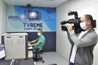 Estúdio da TV Reme, de onde são veiculados conteúdos para aulas remotas. (Foto: Divulgação)