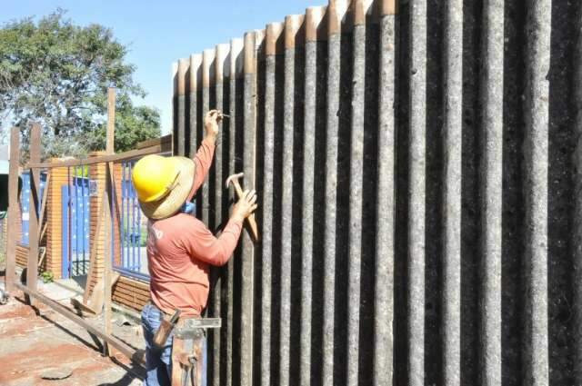 Com aulas suspensas, prefeitura reforma mais 4 escolas da Reme