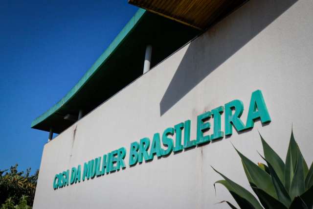Jovem aproveita &quot;visita&quot; da PM e acusa padrasto de 7 anos de estupros