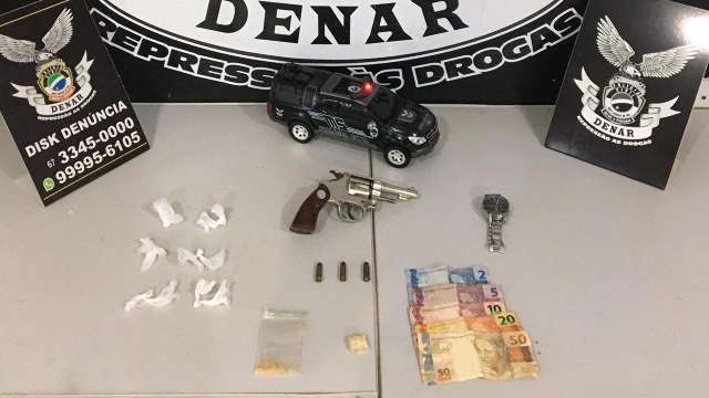 Traficante foge para telhado, mira arma para policial e &eacute; baleado