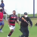 Imagens mostram confusão em campo e PM armado correndo atrás de jogadores