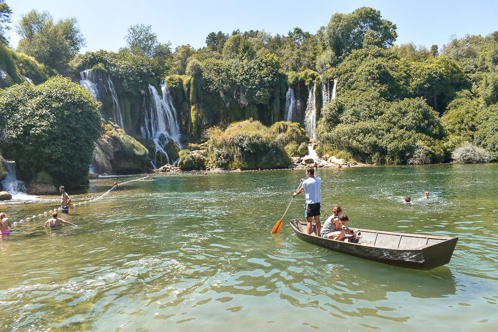 Kravice Falls está geograficamente localizada em uma região privilegiada de belezas naturais, perto da fronteira com a Croácia (Foto: Reprodução)