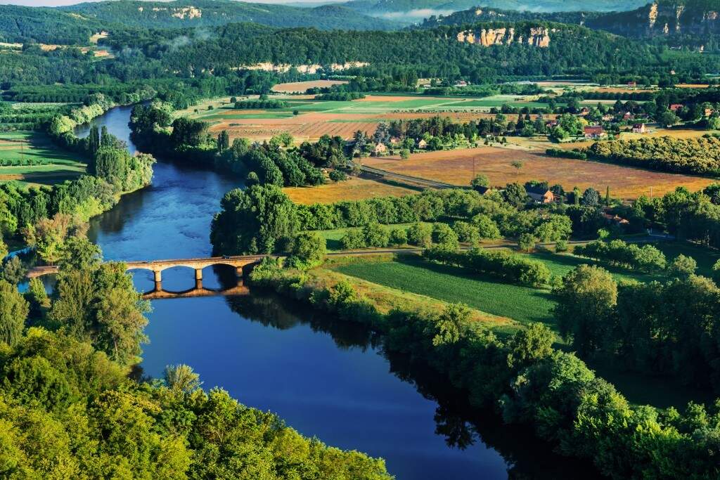 Ponte sobre o rio Dordonha, que dá nome ao Vale da Dordonha, um dos destinos mais belos da França (Foto: Reprodução)