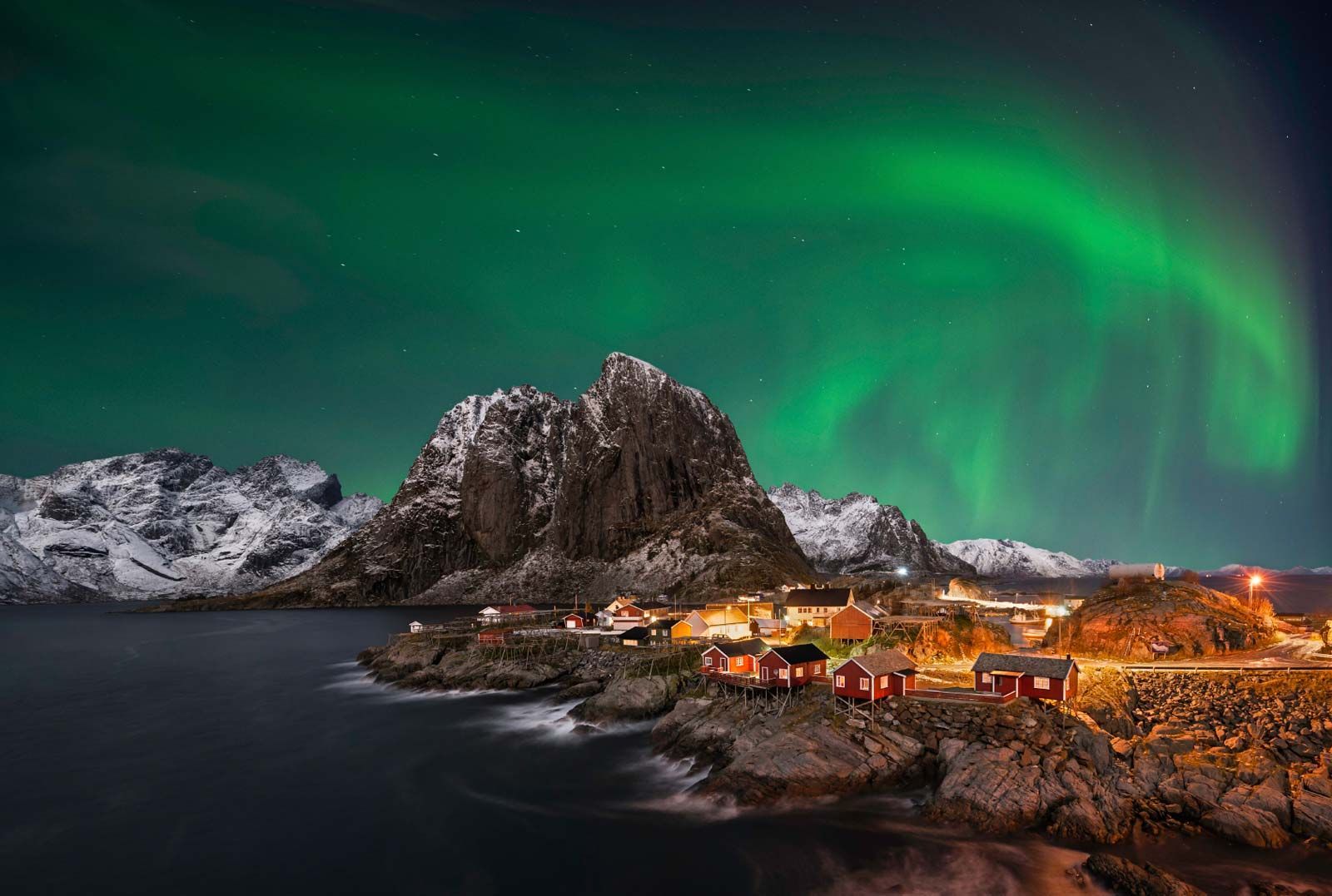 As Ilhas Lofoten, um dos lugares mais incríveis do planeta, em noite de aurora boreal nos céus da Noruega (Foto: Reprodução)