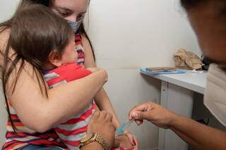 Bebê sendo vacinado contra a gripe em unidade de saúde de Camo Grande. (Foto: Glenda Gabi / PMCG)