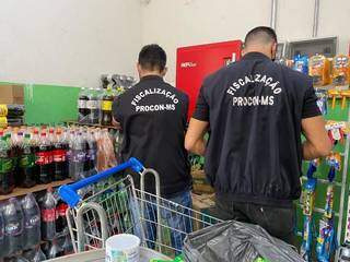 Fiscais do Procon/MS durante fiscalização em supermercado de Taquarussu. (Foto: Divulgação)