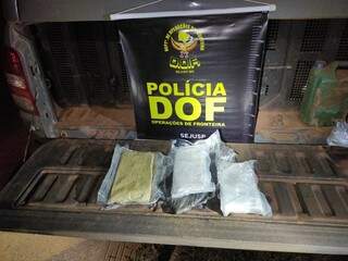 Pacotes de cocaína encontrados com passageiro (Foto: Divulgação)