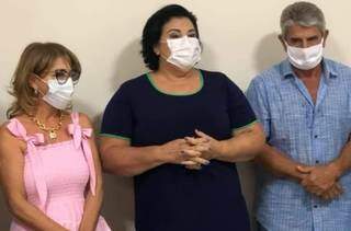 Candidata a prefeita Vanda Camilo (PP), ao lado da candidata a vice-prefeita Rosi Fiúza (MDB) e do marido dela Daltro Fiúza durante campanha eleitoral, antes da contaminação do coronavírus (Foto Arquivo)