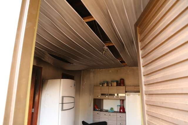 Fogo em quitinete destr&oacute;i forro, m&oacute;veis e TV na Moreninha