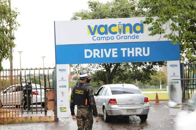 Idosos enfrentam fila e chuva para não perder retomada da vacinação