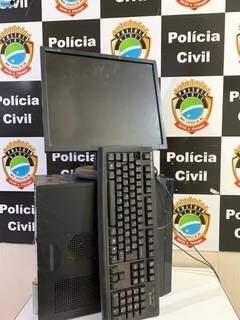 Computador que havia sido levado pelos adolescentes da escola. (Foto: Nova Notícias)