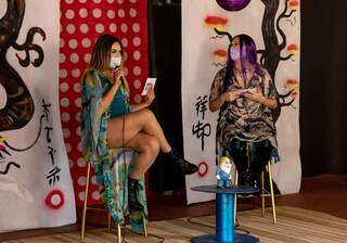 Pam Vênus e Meriju Silva são as drag queens e apresentadoras da disputa (Foto: Divulgação)