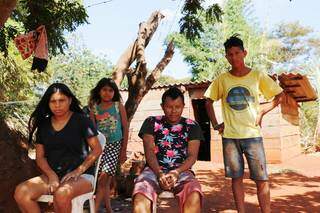 Rogério, Cristiane e 2 dos 3 filhos do casal; cesta acabando e fome batendo à porta (Foto: Helio de Freitas)