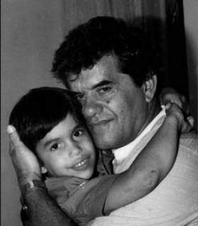 Imagem de Beto Pereira quando criança, abraçado com o avô. (Foto: Reprodução/Facebook)
