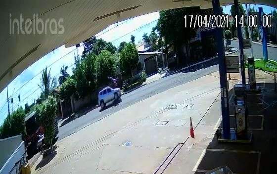 V&iacute;deo: motociclista &quot;gira&quot; no ar ap&oacute;s ser atropelada por ve&iacute;culo 