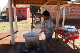 A líder espiritual Lucila Guinche, a Sheila, prepara sopão para crianças (Foto: Helio de Freitas)