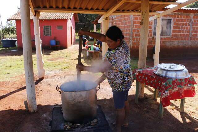 Rezadeira, Sheila faz sop&atilde;o para matar fome de crian&ccedil;as em aldeia