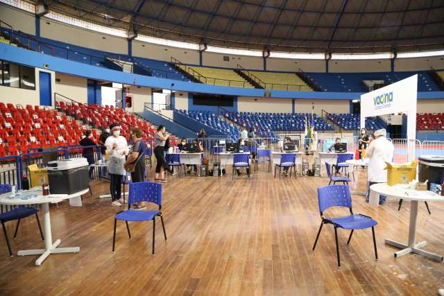 Com pontos de vacina&ccedil;&atilde;o quase vazios, prefeitura antecipa fase de repescagem 