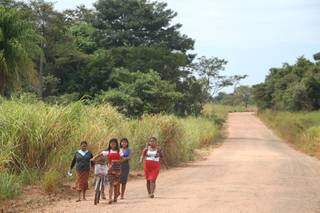 Mulheres voltam para a Aldeia Te’yikue em caminho de terra de 20 km (Foto: Helio de Freitas)