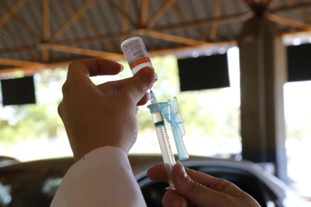 Em 3 de 13 lotes, frascos de vacina contra covid chegaram com menos doses em MS
