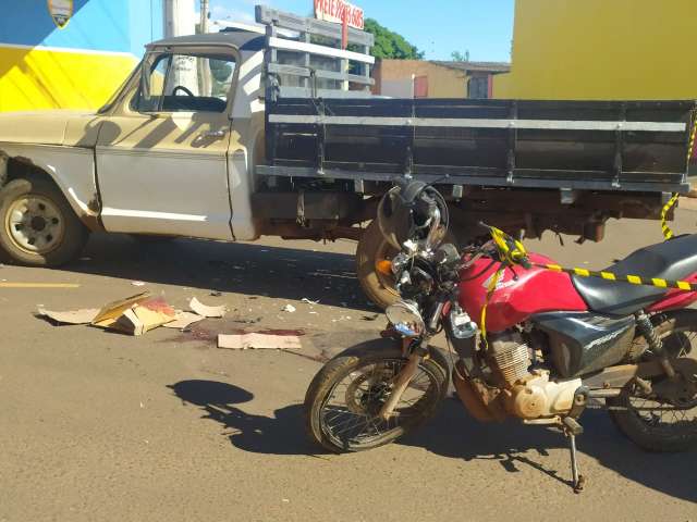 Motociclista fica em estado grave ap&oacute;s ser arremessado em acidente
